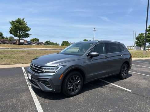 Used 2023 Volkswagen Tiguan SE AWD/4WD image 1