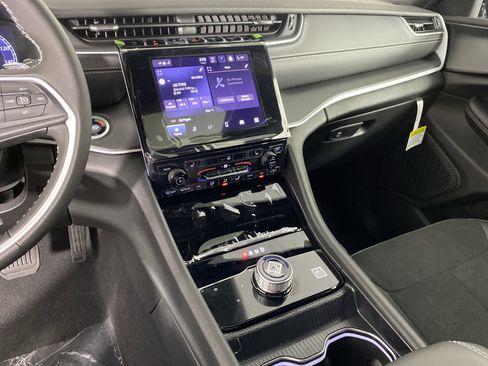 New 2025 Jeep Grand Cherokee L Altitude image 25