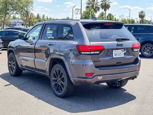 Used 2017 Jeep Grand Cherokee Altitude AWD/4WD image 2