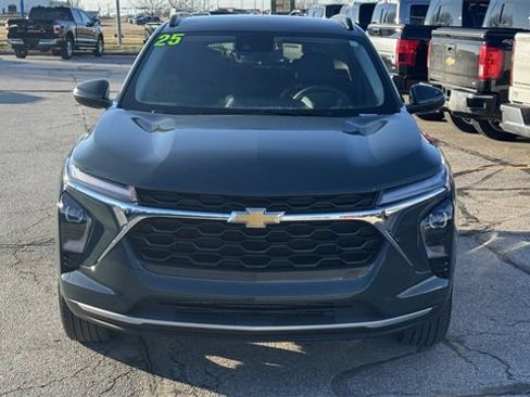 Used 2025 Chevrolet Trax LT image 3
