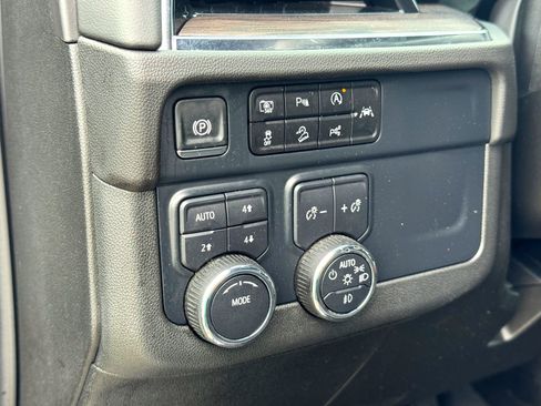 Used 2025 Chevrolet Suburban Z71 image 14