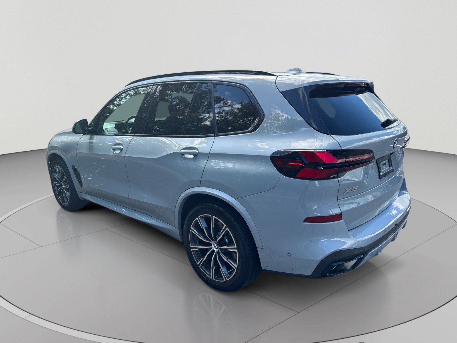 Used 2025 BMW X5 xDrive40i w/ M Sport Package AWD/4WD image 32