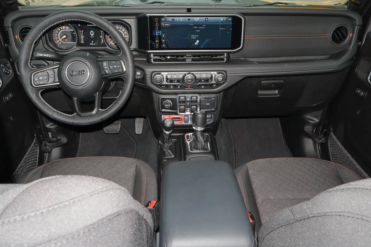 Used 2025 Jeep Gladiator Mojave w/ Convenience Group AWD/4WD image 10