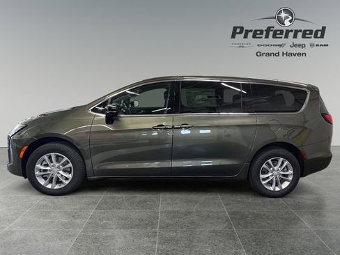 Used 2027 Chrysler Pacifica Select AWD/4WD image 11