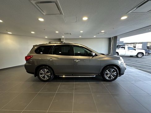 Used 2019 Nissan Pathfinder SV image 4