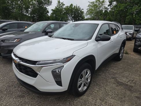 Used 2025 Chevrolet Trax LS FWD image 1