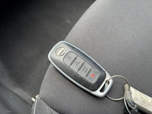 Used 2025 Nissan Sentra SV FWD image 17
