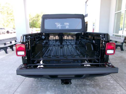 New 2025 Jeep Gladiator Sport image 18