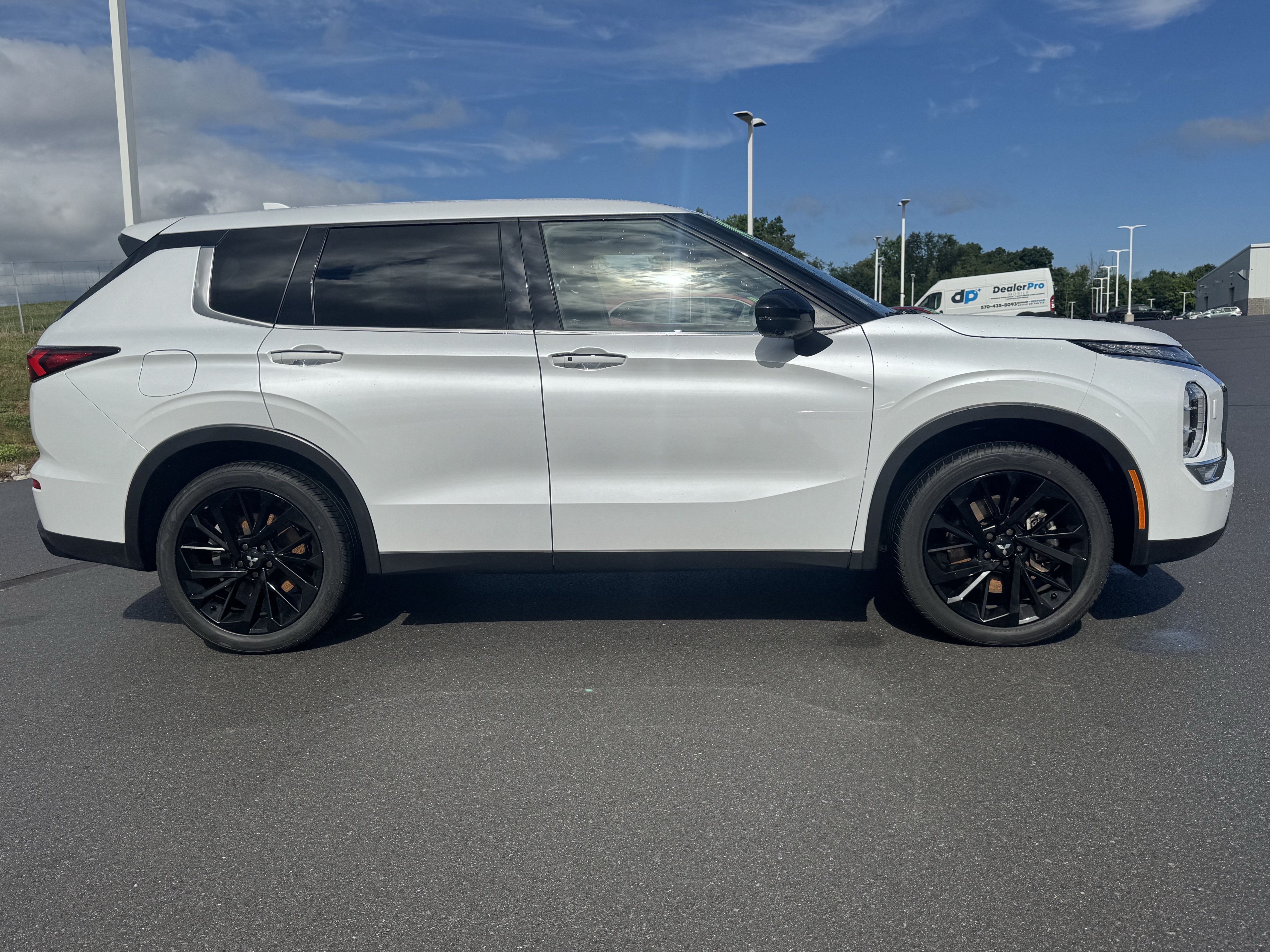 Used 2024 Mitsubishi Outlander SE Black Edition AWD/4WD image 2