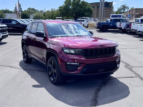 Used 2023 Jeep Grand Cherokee Limited w/ Black Appearance Package AWD/4WD image 8