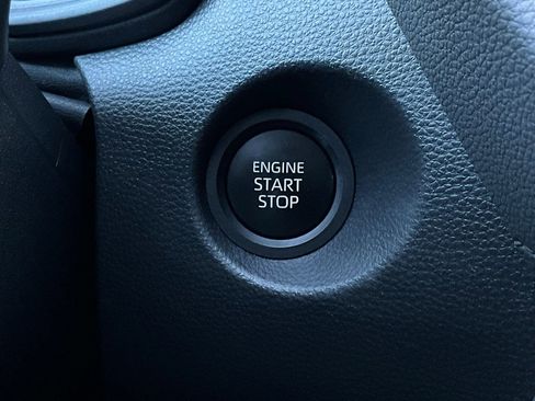 Used 2025 Toyota Corolla Cross LE image 27