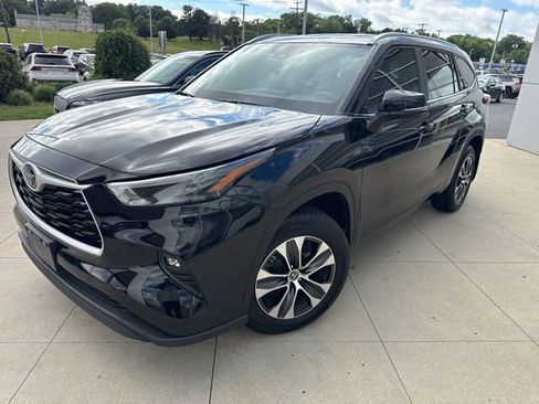 Used 2023 Toyota Highlander XLE AWD/4WD image 3