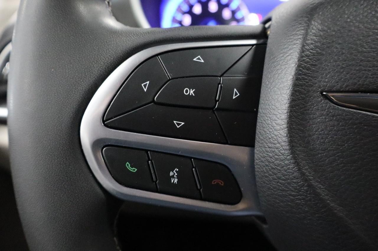 Used 2024 Chrysler Pacifica Touring-L FWD image 15