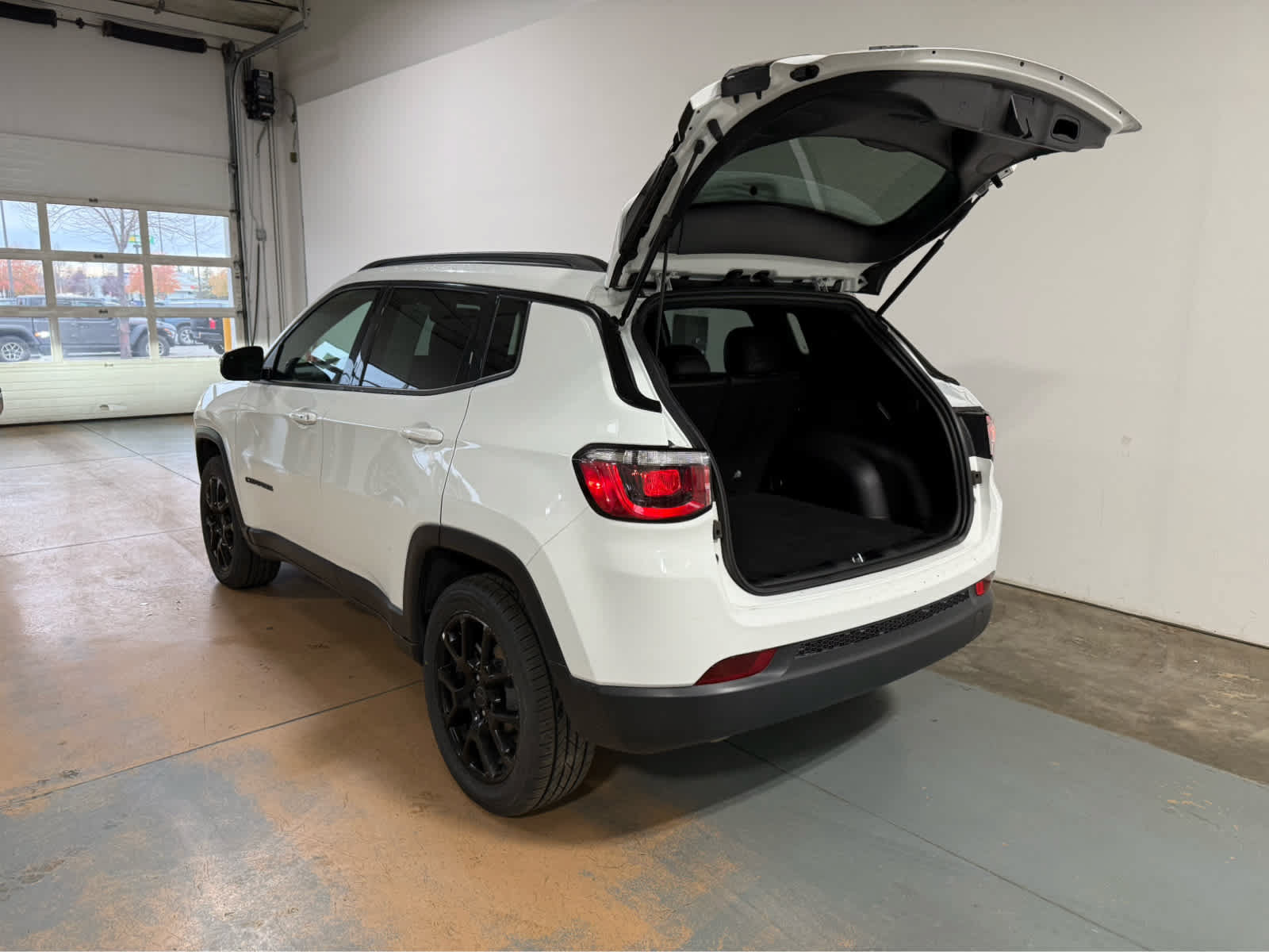 Used 2025 Jeep Compass Latitude w/ Convenience Group AWD/4WD image 4