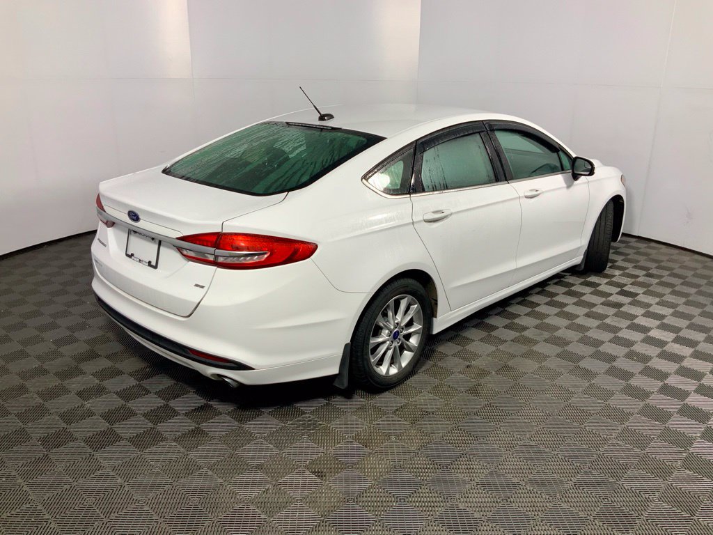 Used 2017 Ford Fusion SE FWD image 14