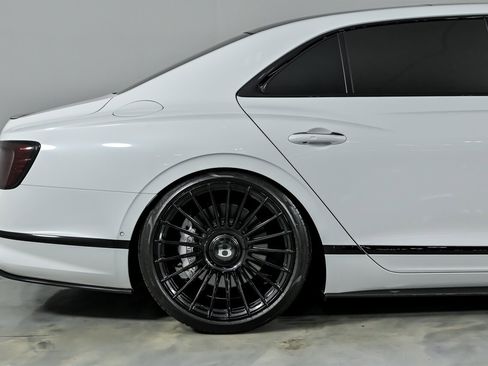 Used 2023 Bentley Flying Spur V8 image 13