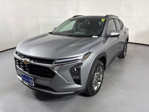 Used 2025 Chevrolet Trax LT w/ LT Convenience Package FWD image 4