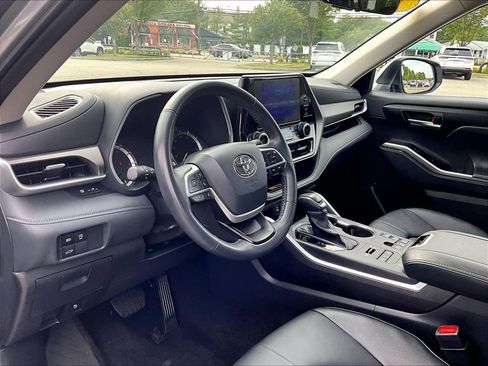 Used 2025 Toyota Highlander XLE AWD/4WD image 8