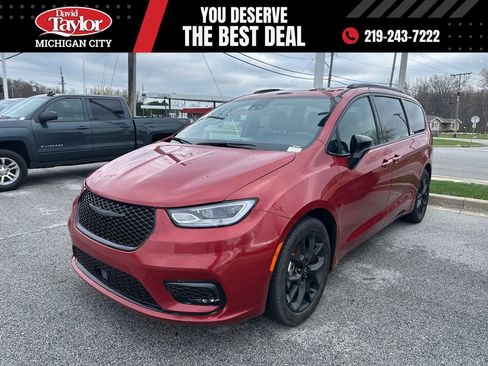 Used 2025 Chrysler Pacifica Limited image 1