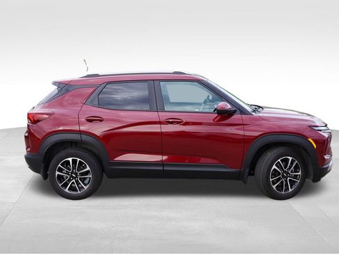 Certified 2025 Chevrolet TrailBlazer LT w/ LT Cold Weather Package AWD/4WD image 2