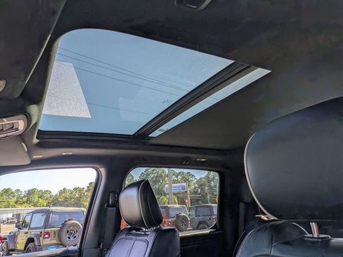 Used 2021 RAM 1500 Limited w/ Body Color Bumper Group image 17