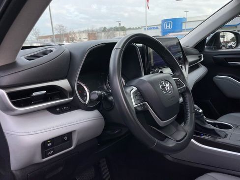 Used 2023 Toyota Highlander XLE image 29