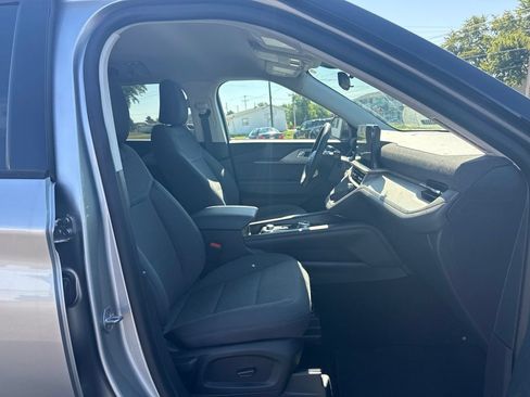 Used 2025 Ford Explorer Active AWD/4WD image 35
