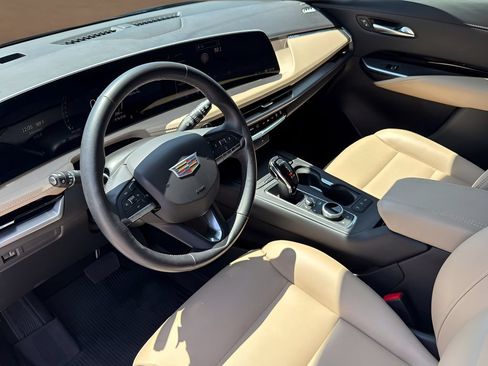 Used 2024 Cadillac XT4 Luxury w/ LPO, Floor Liner Package FWD image 9