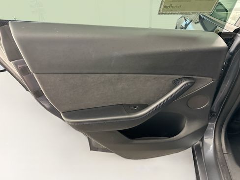 Used 2022 Tesla Model Y Long Range AWD/4WD image 28