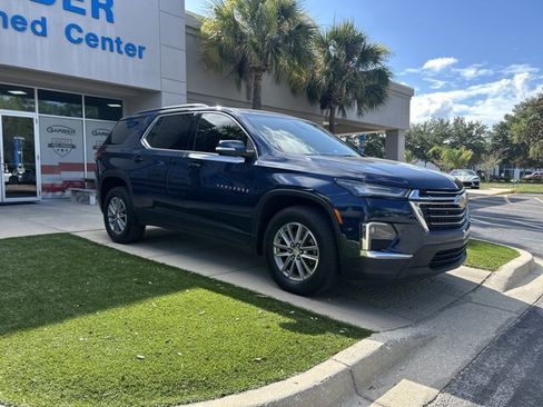 Used 2023 Chevrolet Traverse LT FWD image 2