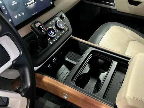 Used 2023 Land Rover Defender 130 X-Dynamic SE image 19