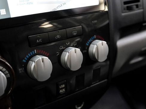 Used 2010 Toyota Tundra 4x4 CrewMax image 30