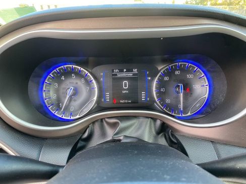 Used 2022 Chrysler Voyager LX image 18