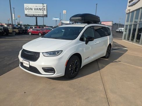 New 2025 Chrysler Pacifica Select w/ Fav Edition Package image 2