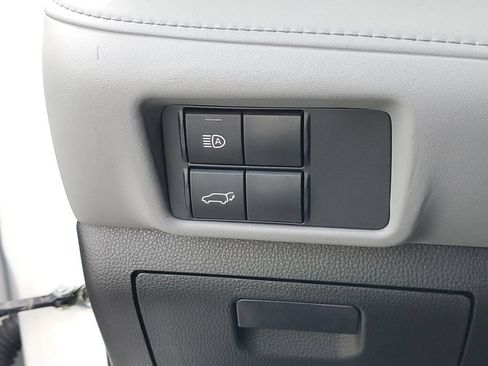 Used 2021 Toyota Highlander LE FWD image 22