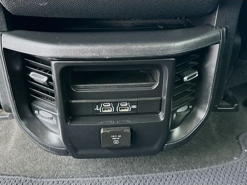 Used 2019 RAM 1500 Laramie AWD/4WD image 16