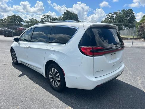 Used 2021 Chrysler Pacifica Limited w/ Uconnect Theater Family Group FWD image 3
