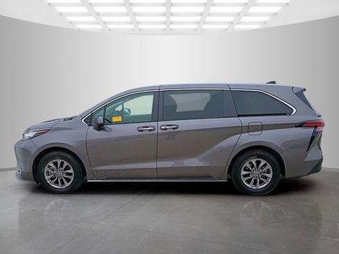 Used 2022 Toyota Sienna XLE image 8