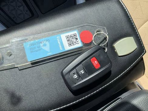 Used 2025 Toyota RAV4 XLE image 28