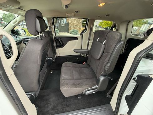 Used 2019 Dodge Grand Caravan SE FWD image 9