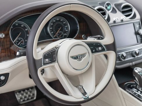 Used 2017 Bentley Bentayga image 16