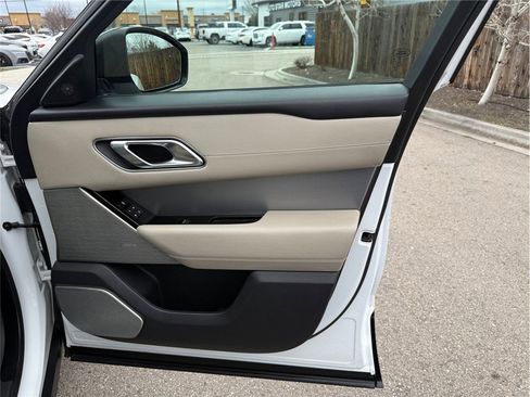 Used 2018 Land Rover Range Rover Velar R-Dynamic HSE image 38