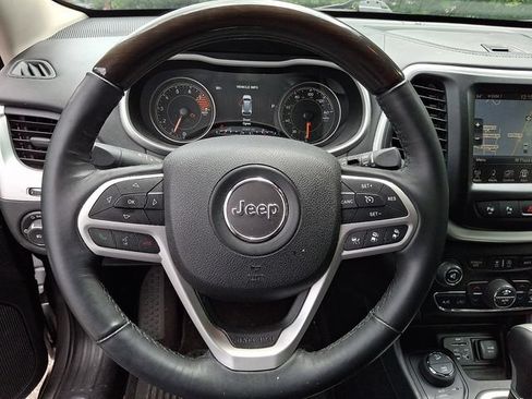 Used 2017 Jeep Cherokee Overland w/ Technology Group AWD/4WD image 15