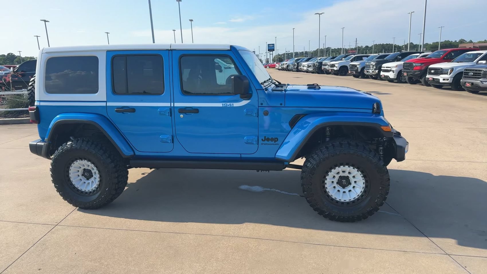 New 2026 Jeep Wrangler Unlimited Sahara w/ Whitecap Package AWD/4WD image 3