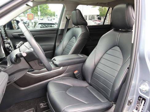 Used 2022 Toyota Highlander XLE FWD image 32
