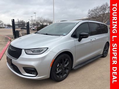 Used 2024 Chrysler Pacifica Touring-L w/ Uconnect Theater Family Group