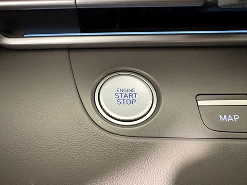 Used 2024 Hyundai Elantra SEL image 30