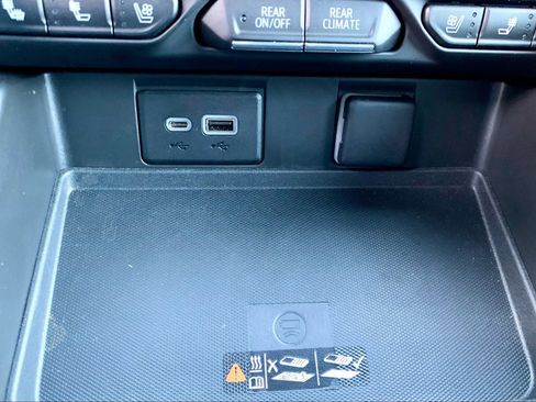 Used 2023 GMC Yukon SLT image 46