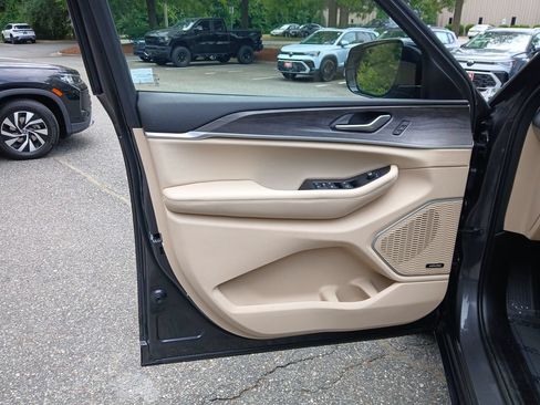 Used 2022 Jeep Grand Cherokee L Limited RWD image 17