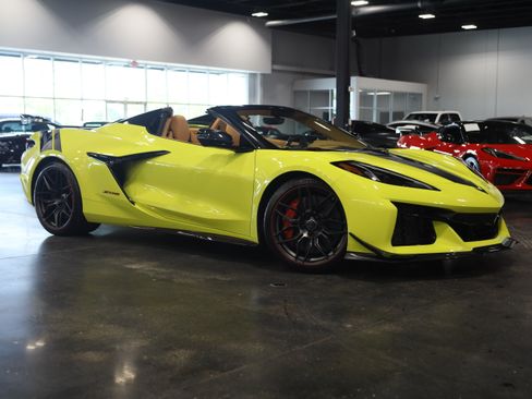 Used 2023 Chevrolet Corvette Z06 w/ Z07 Performance Package RWD image 2